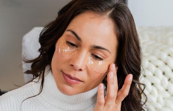 Image woman applying Eye-V™ Moisture Boost Hydrogel Patches.